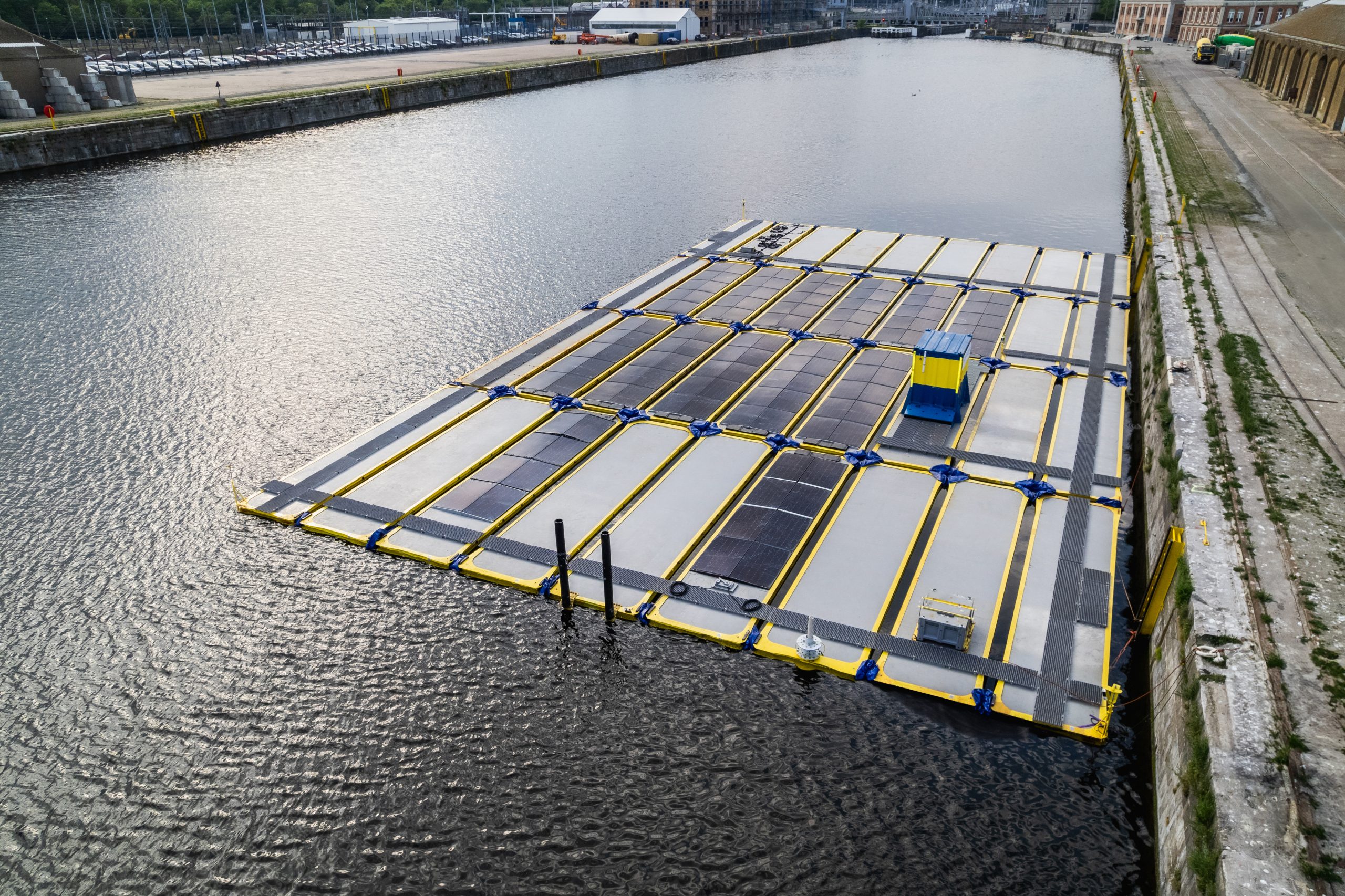 Newsbild-Successful in-port assembly of NS3 offshore solar demonstrator of Oceans of Energy in Belgium